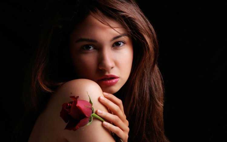 Девушка с розой