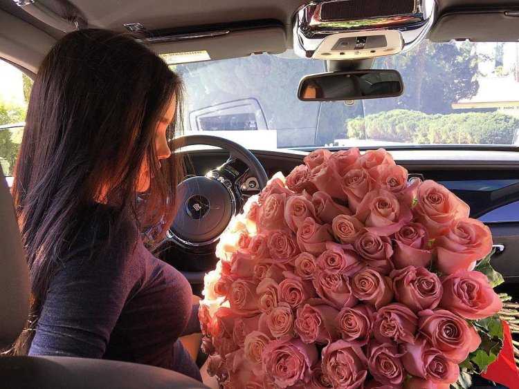 Брюнетка с розами в машине