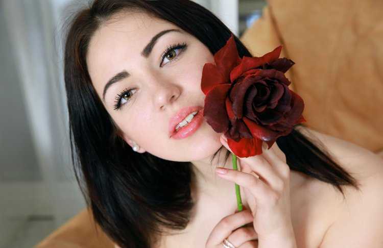 Красивая брюнетка с розами