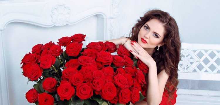 Брюнетка с розами в руках33