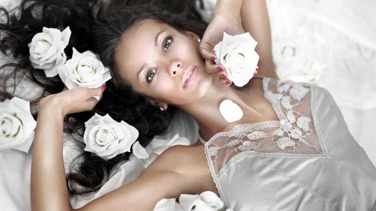 Девушка в саду с белыми розами