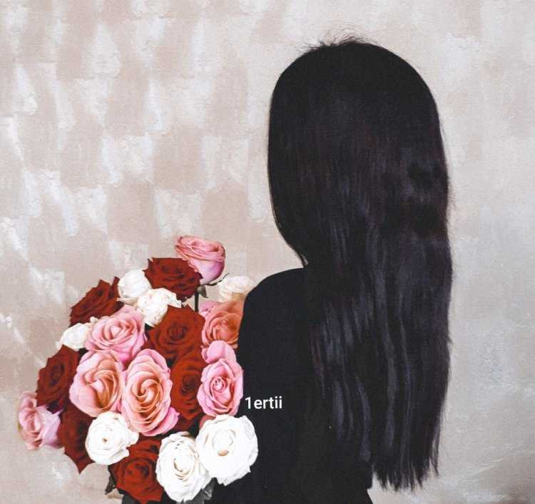 Девушка с темными волосами с розами