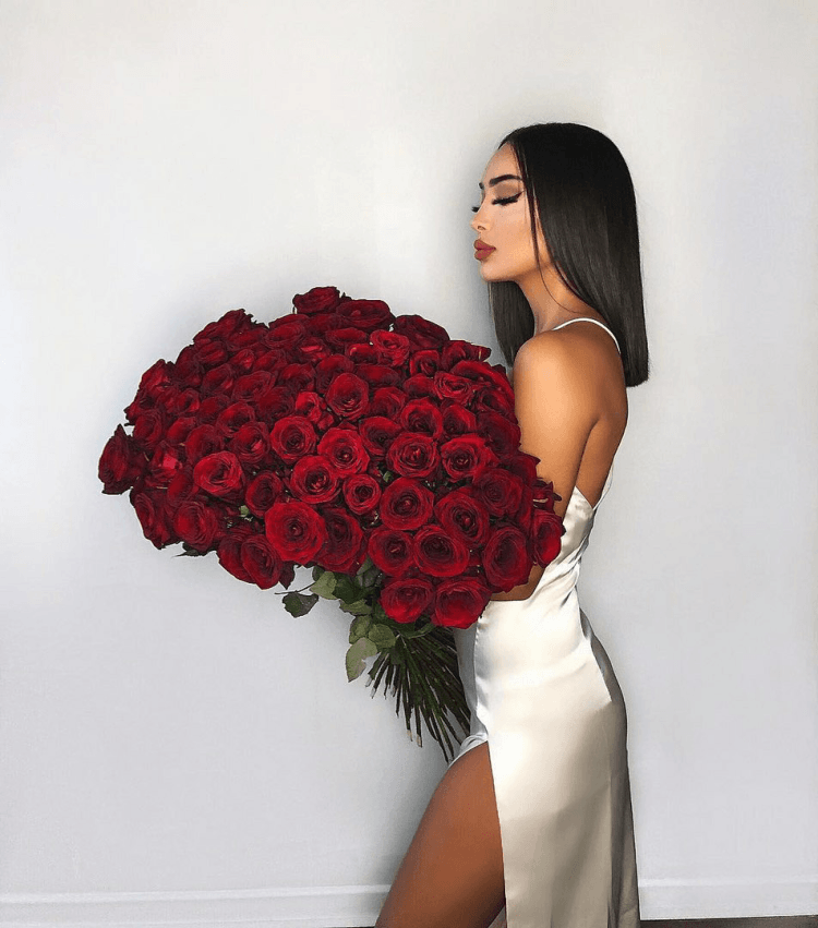 Девушка с букетом роз