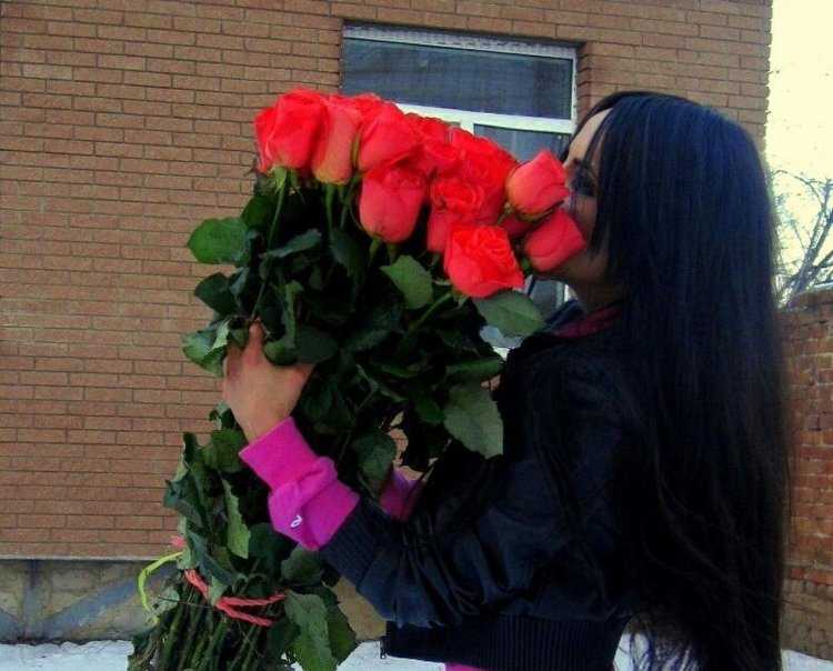 Девушка с черными волосами с цветами