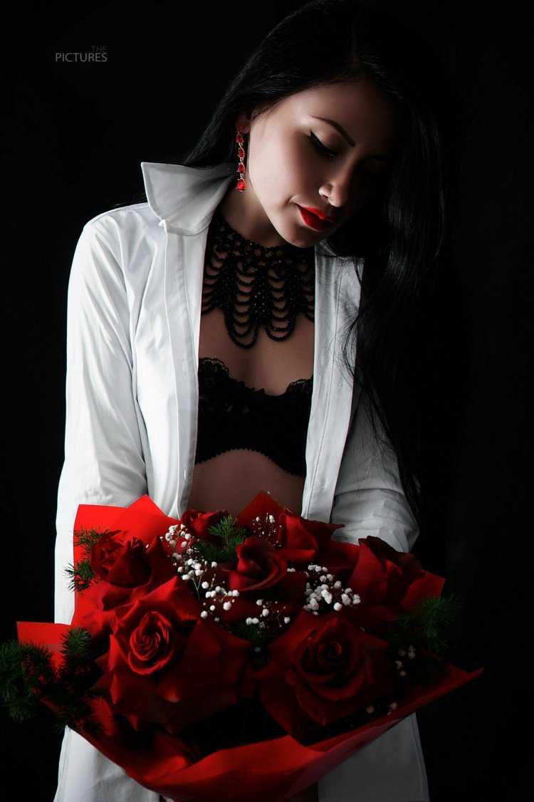 Девушка с красными розами
