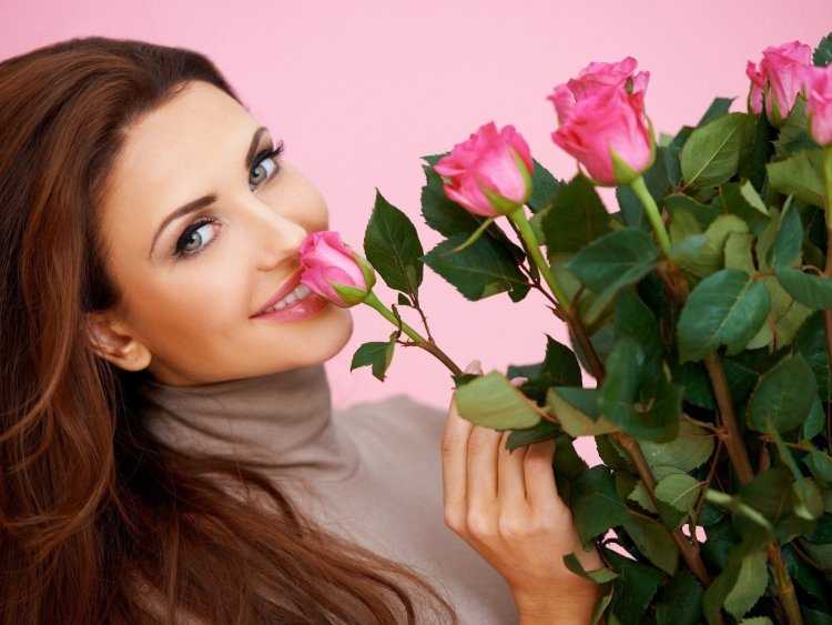Брюнетка с розами в руках31