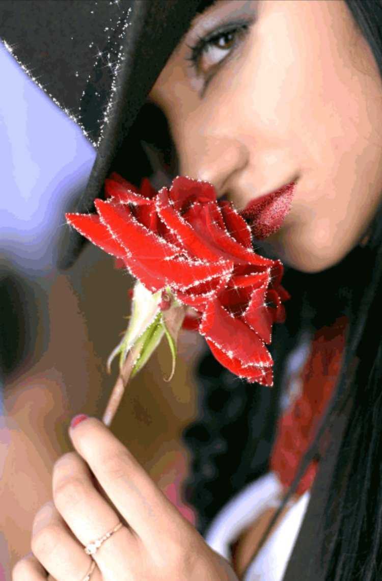 Девушка с розой в руках