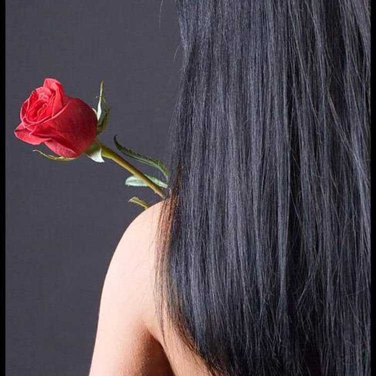 Брюнетка с розами в руках49