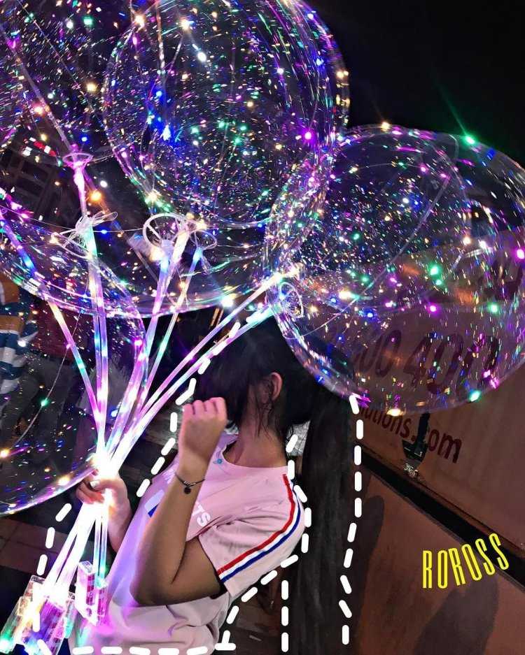 Брюнетка с шариками