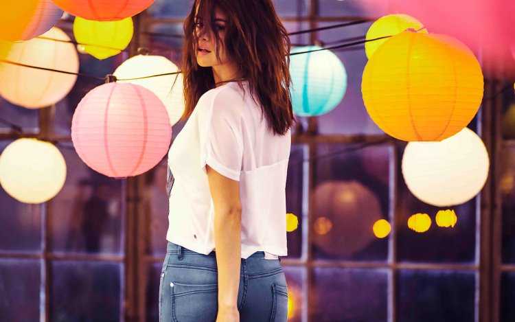 Гомес Селена с воздушными шарами