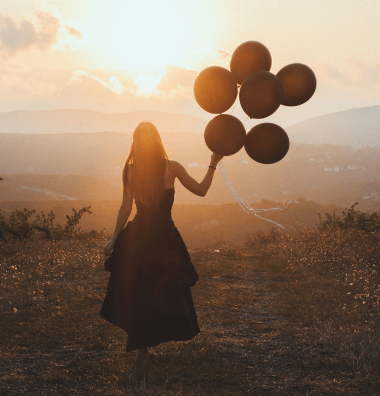 Девушка с шариками
