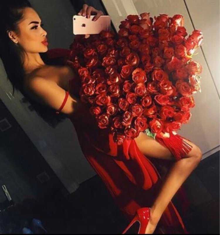 Брюнетка с розами