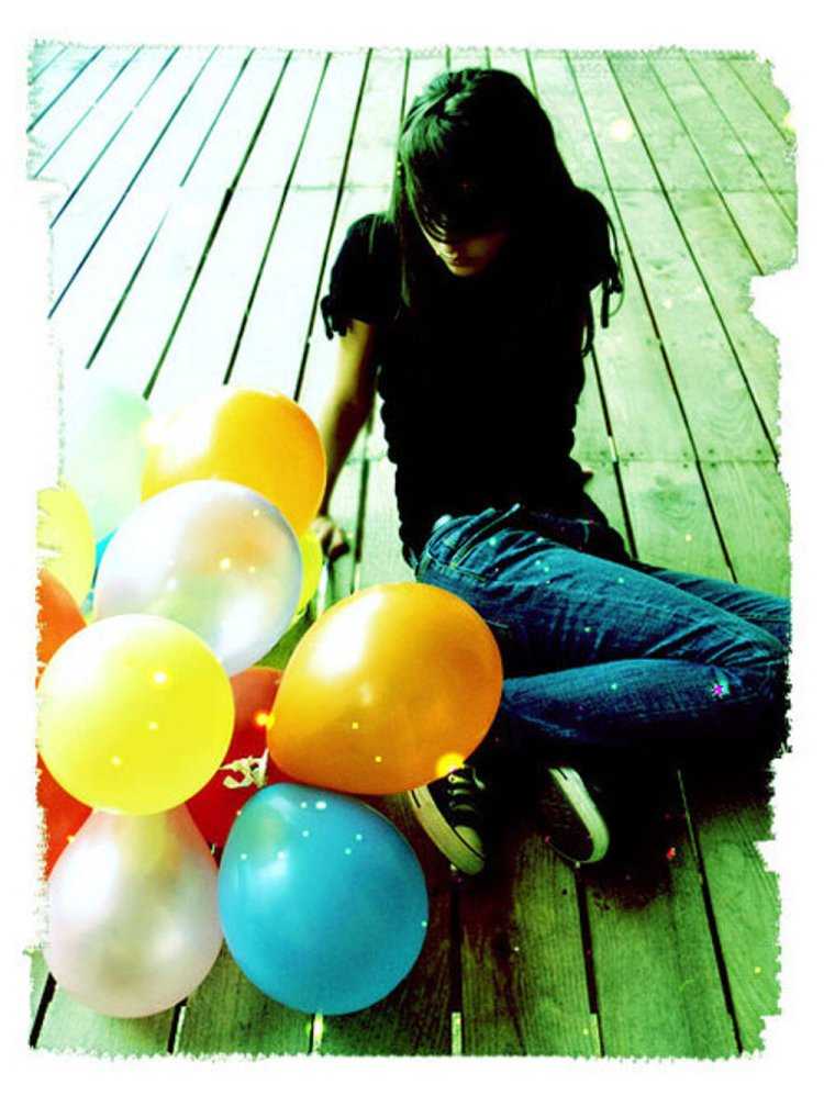 Брюнетка с воздушными шариками