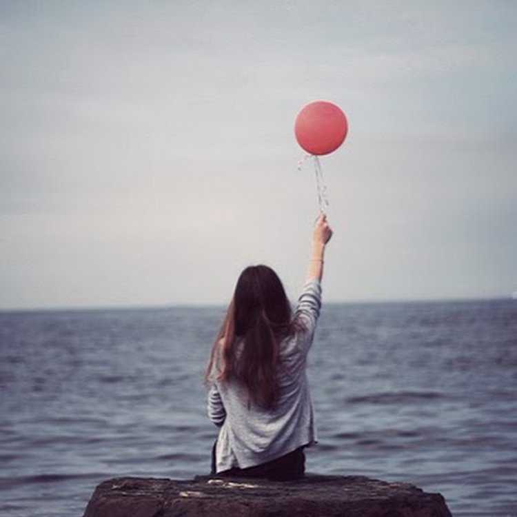 Брюнетка с шариками со спины