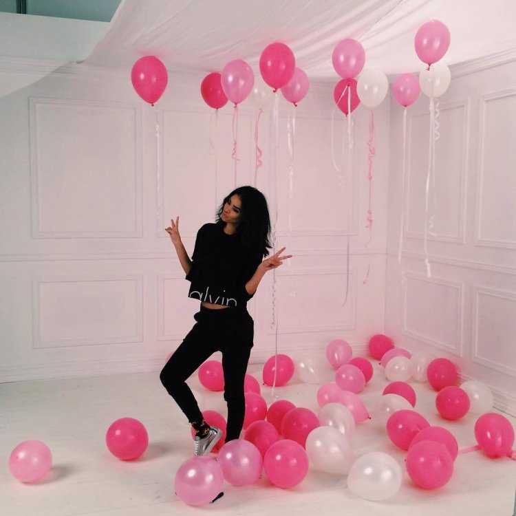 Девушка с шариками и цветами