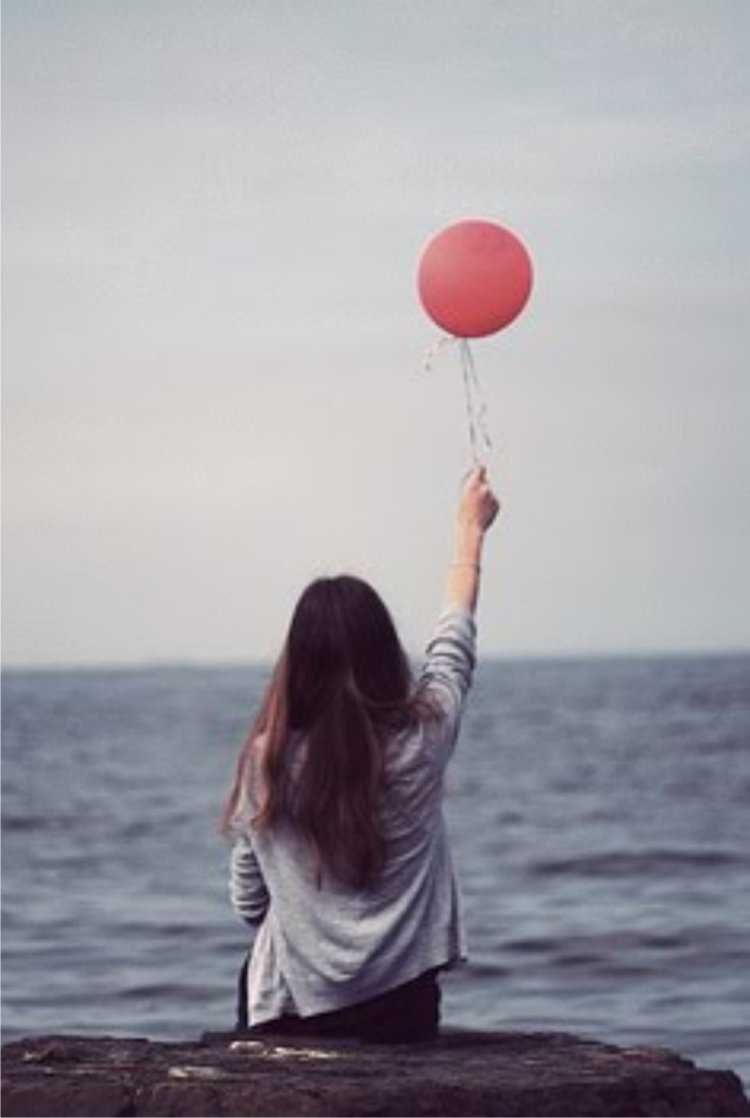 Брюнетка с шарами со спины34