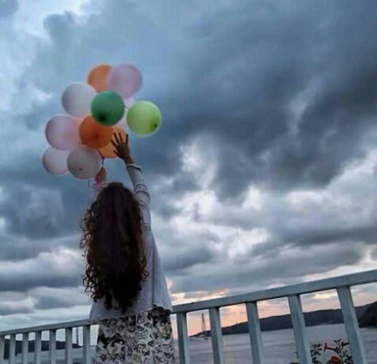 Брюнетка с воздушными шарами