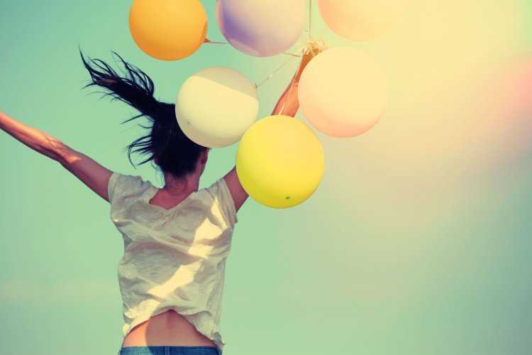 Брюнетка с шариками