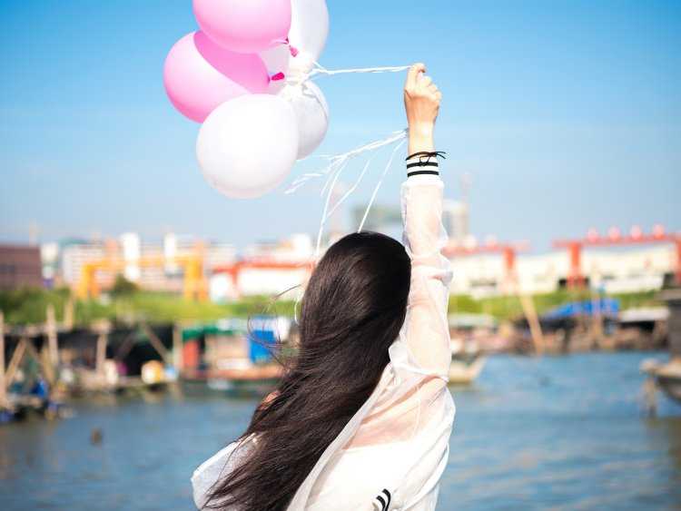 Девушка брюнетка с шарами