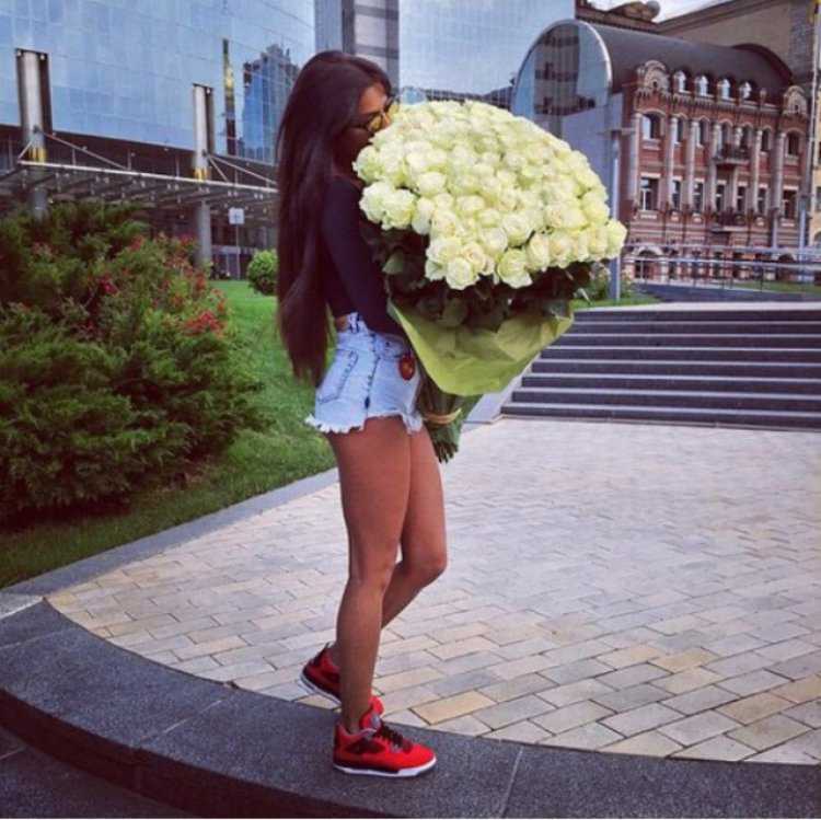 Брюнетка с букетом цветов