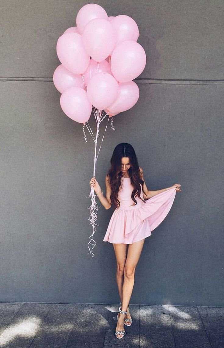 Брюнетка с шарами со спины