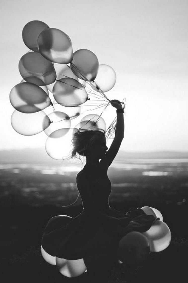 Девушка с черными шарами