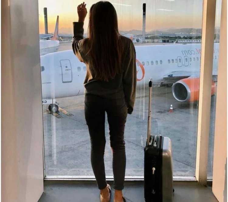 Девушка с чемоданом без лица