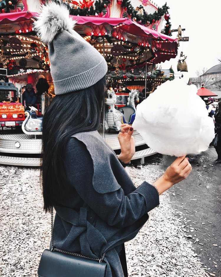 Девушка в новогодней шапке спиной