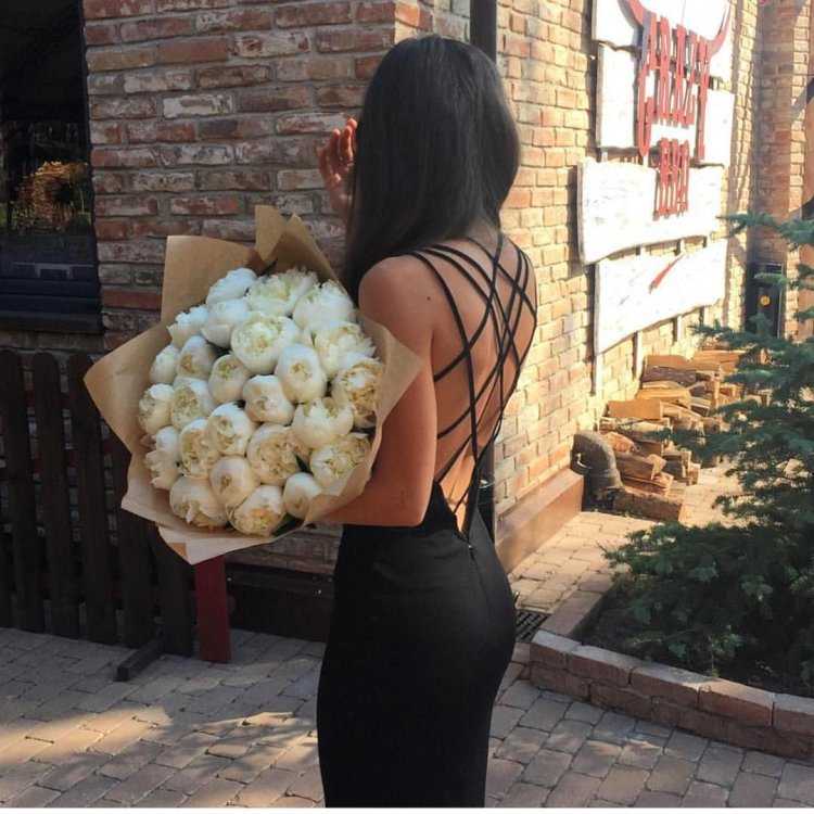 Брюнетка с цветами со спины