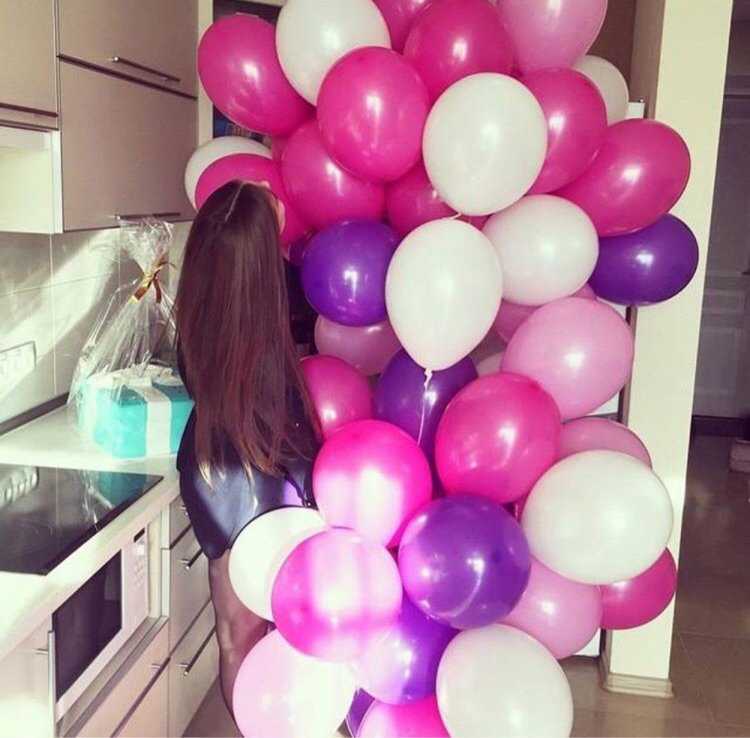 Брюнетка с шариками