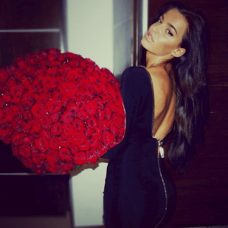 Брюнетка с розами
