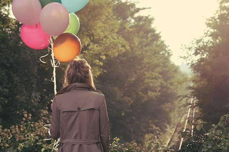 Девушка с шарами со спины