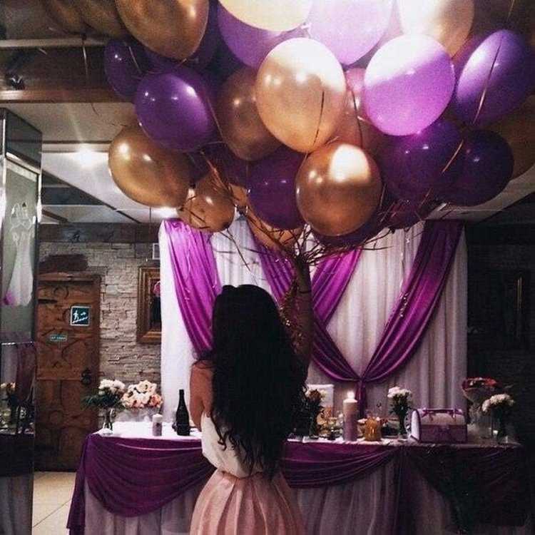 Брюнетка с шариками