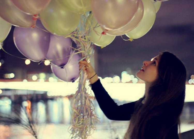 Брюнетка с шариками