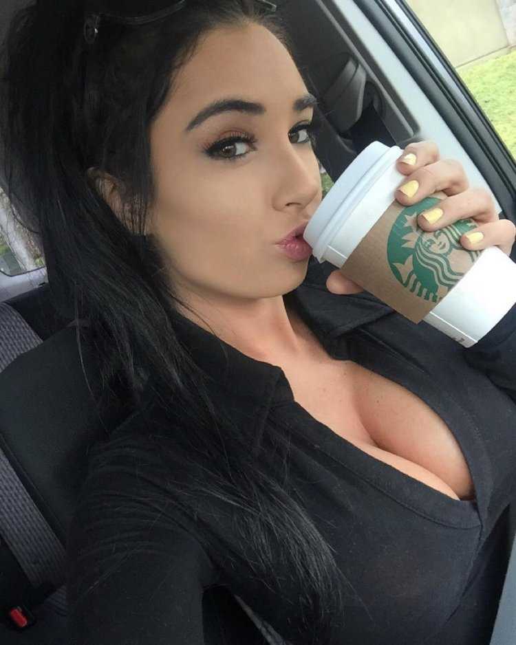 Парис Роксана грудь