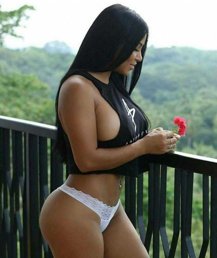 Долли Кастро топлес