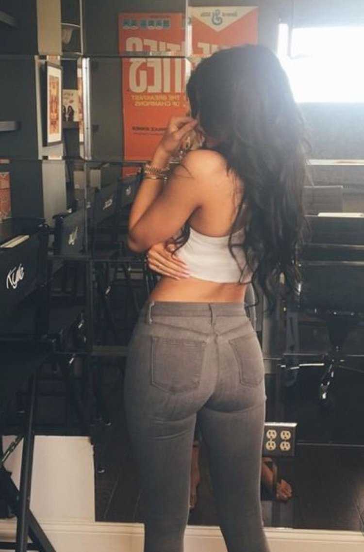 Кайли Дженнер в джинсах