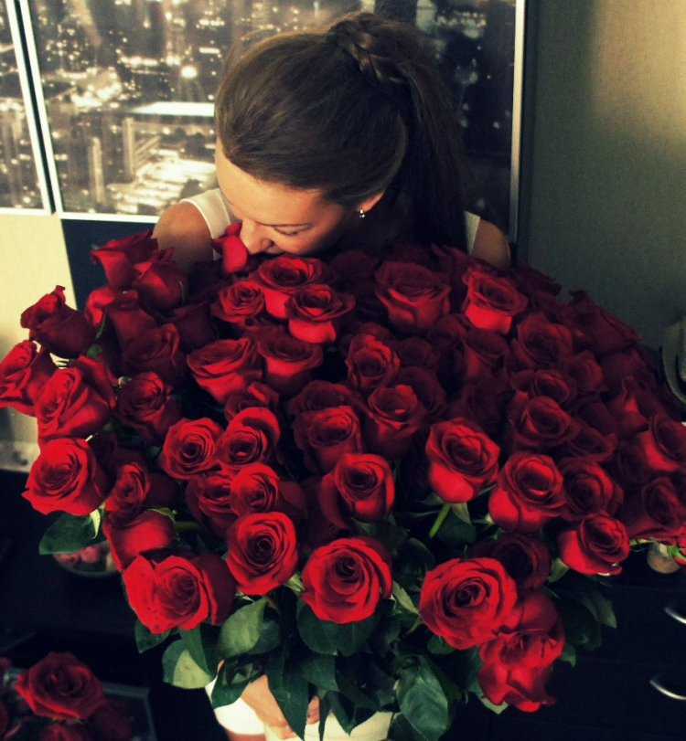 Шатенка с розами