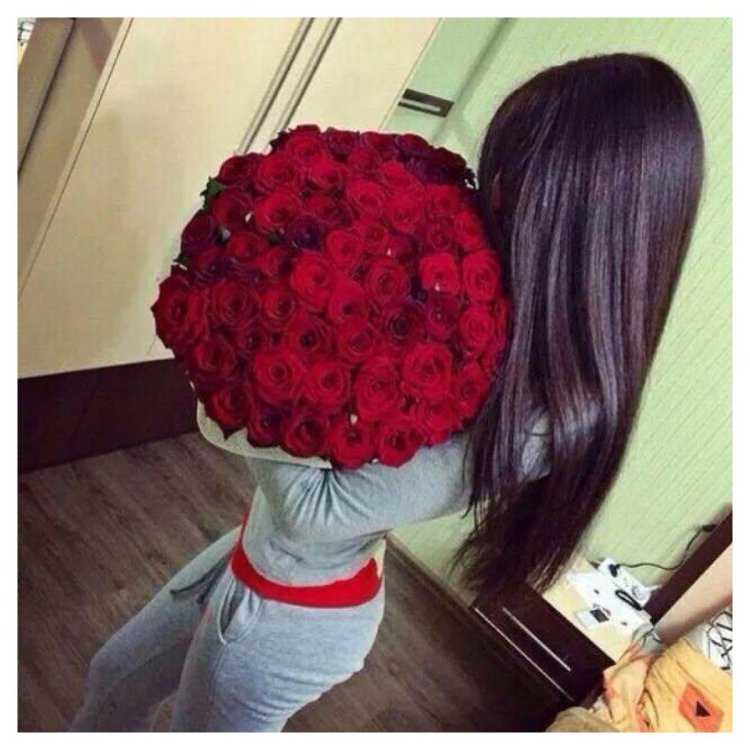 Брюнетка с букетом роз