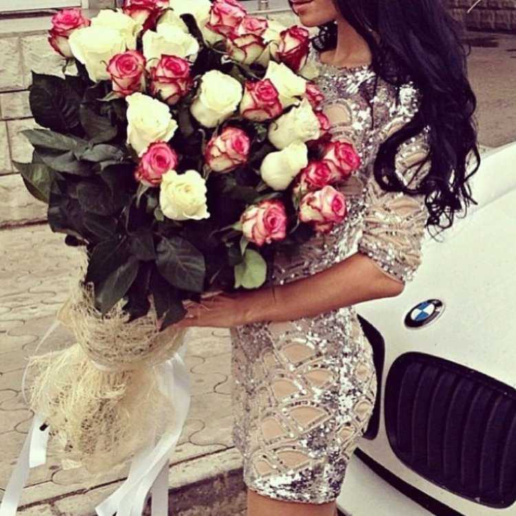 Брюнетка с цветами