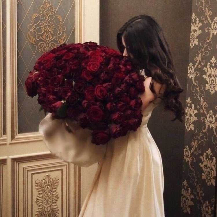 Брюнетка с шикарным букетом роз58