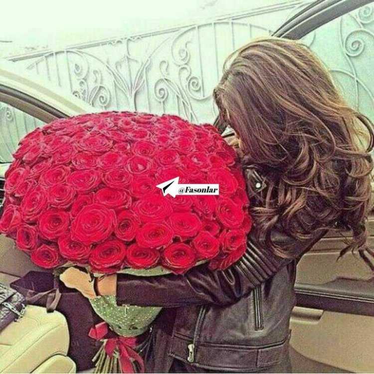 Девушка с цветами со спины