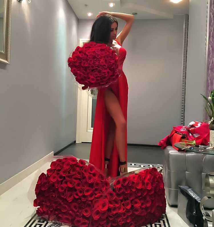 Девушка в платье с букетом цветов