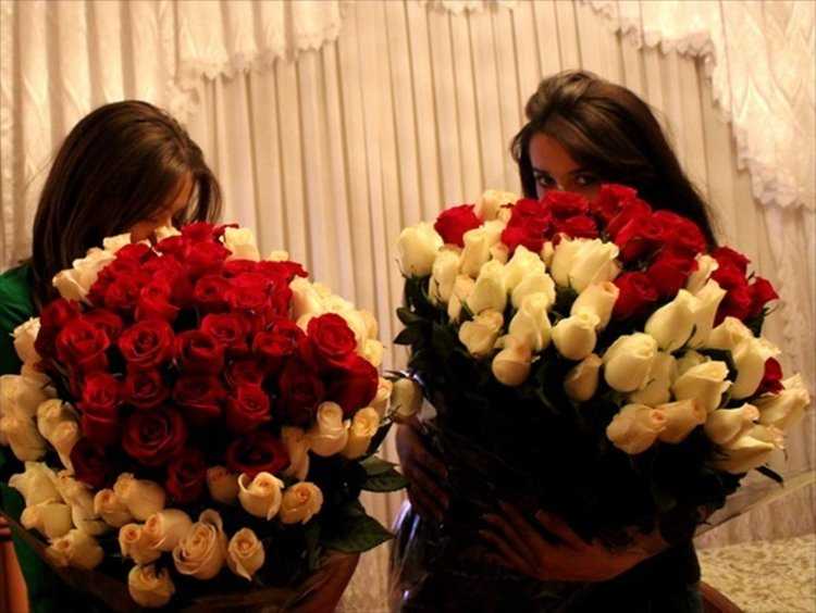 Брюнетка с букетом цветов без лица