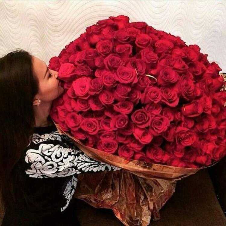 Девушка с большим букетом