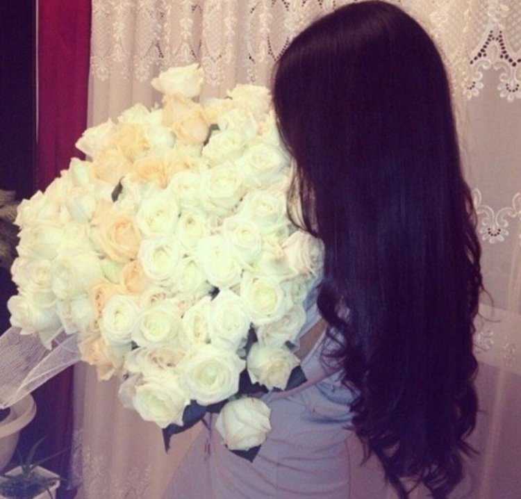 Девушка с черными волосами с цветами