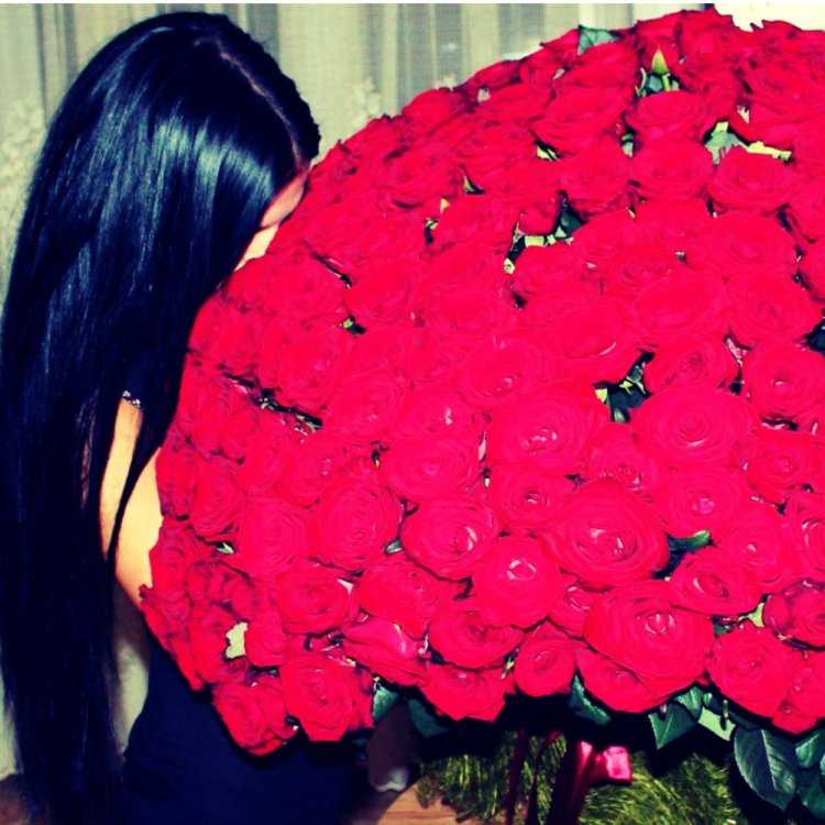 Брюнетка с шикарным букетом роз12