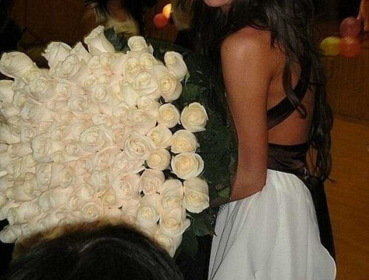 Брюнетка с белыми розами