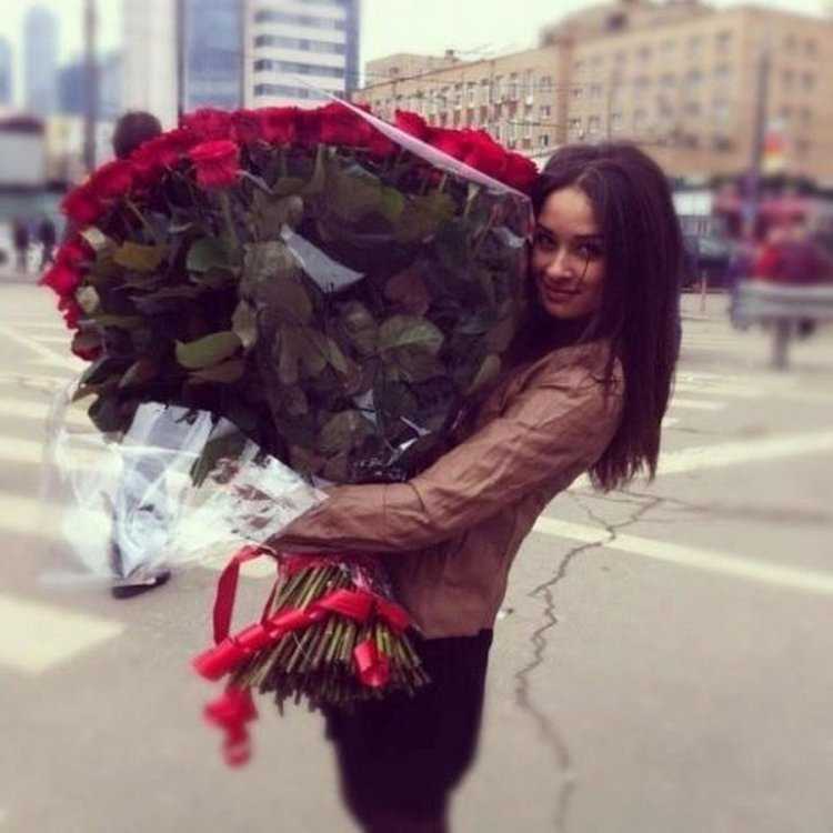 Девушка брюнетка с букетом цветов