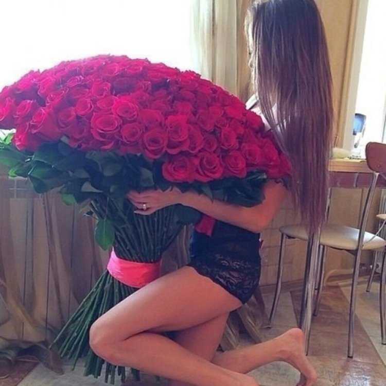 Брюнетка с шикарным букетом роз50